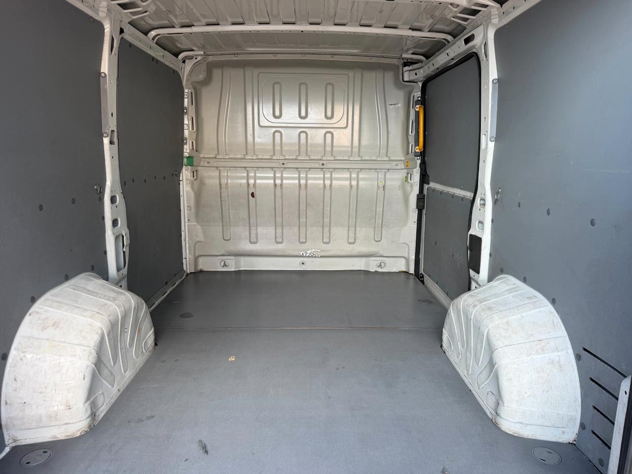 Peugeot Boxer 328 2.2 BlueHDi 120 S&S PC-TN Furgone