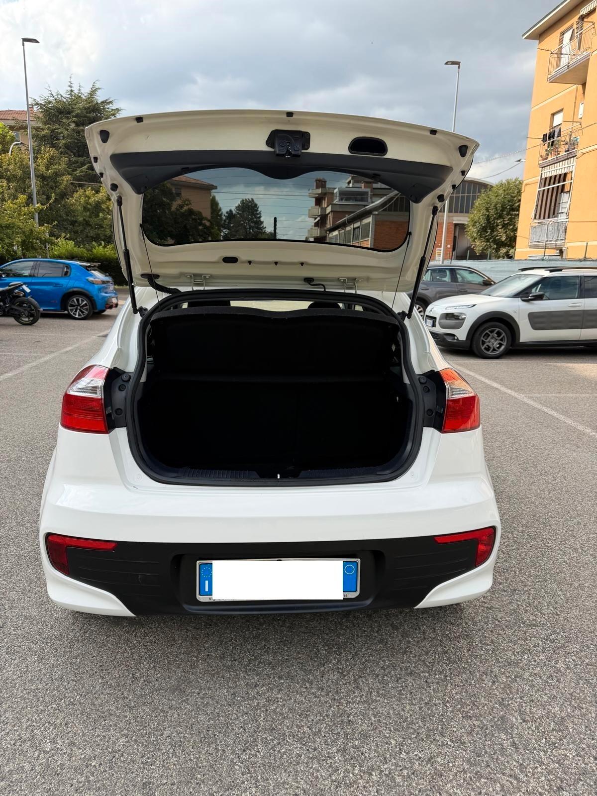 Kia Rio 1.4 crdi - NEOPATENTATI - 12 MESI DI GARANZIA -