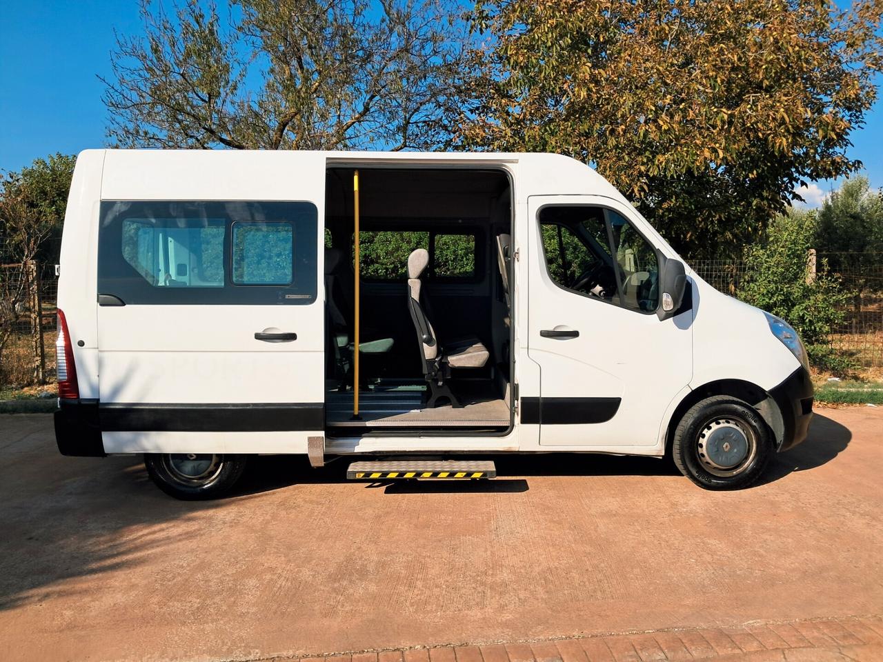 Renault Master 9 posti 3 carrozzine trasporto disabili pedana elettroidraulica