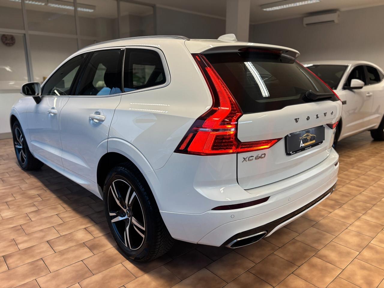 Volvo XC60 2.0 D4 R-design TAGLIANDI CERTIFICATI