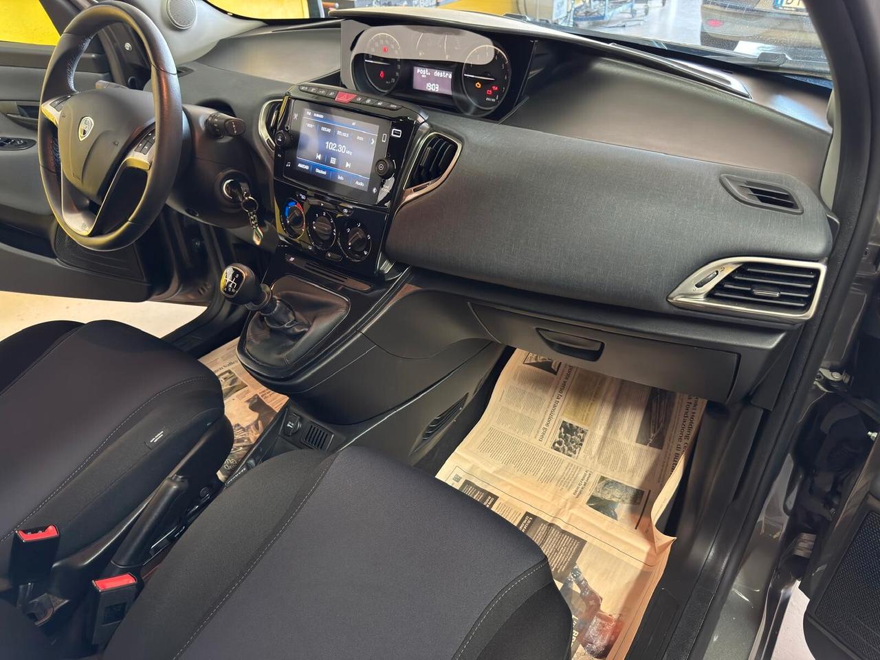 Lancia Ypsilon 1.0 FireFly 5 porte S&S Hybrid Ecochic Silver