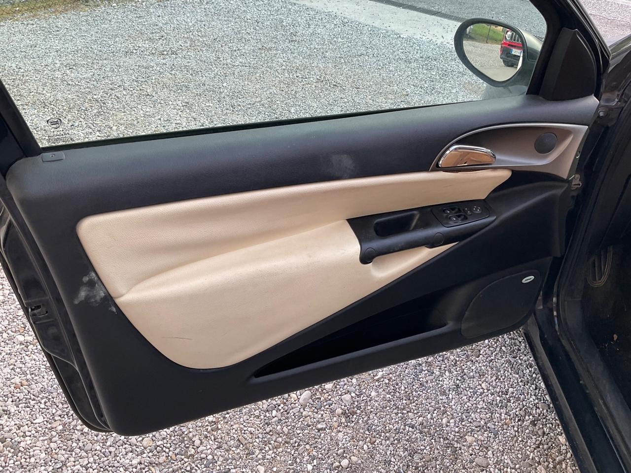 Lancia Ypsilon 1.2 16V Platino