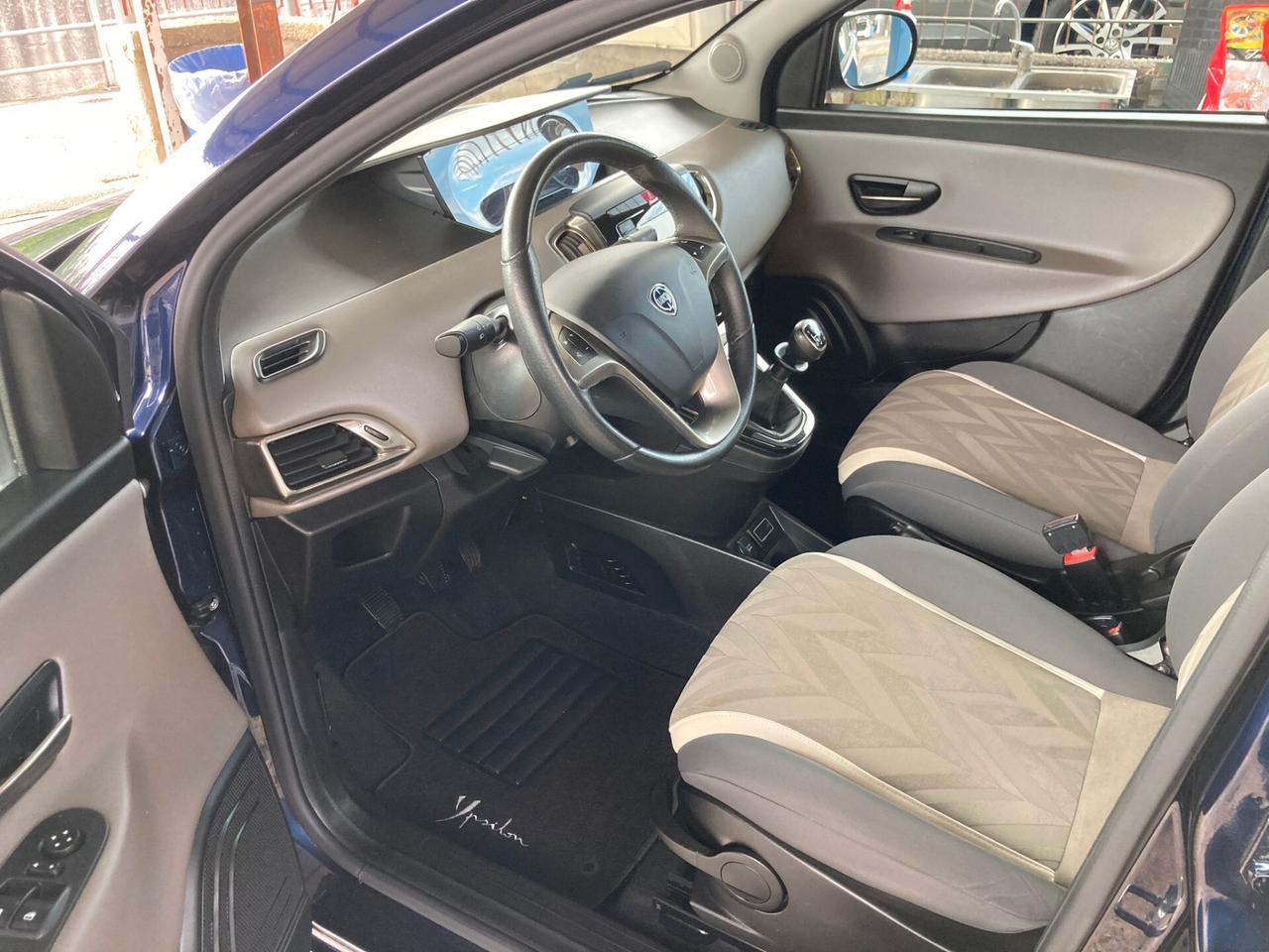 Lancia Ypsilon 0.9 TwinAir 85 CV 5 porte Metano Ecochic Silver