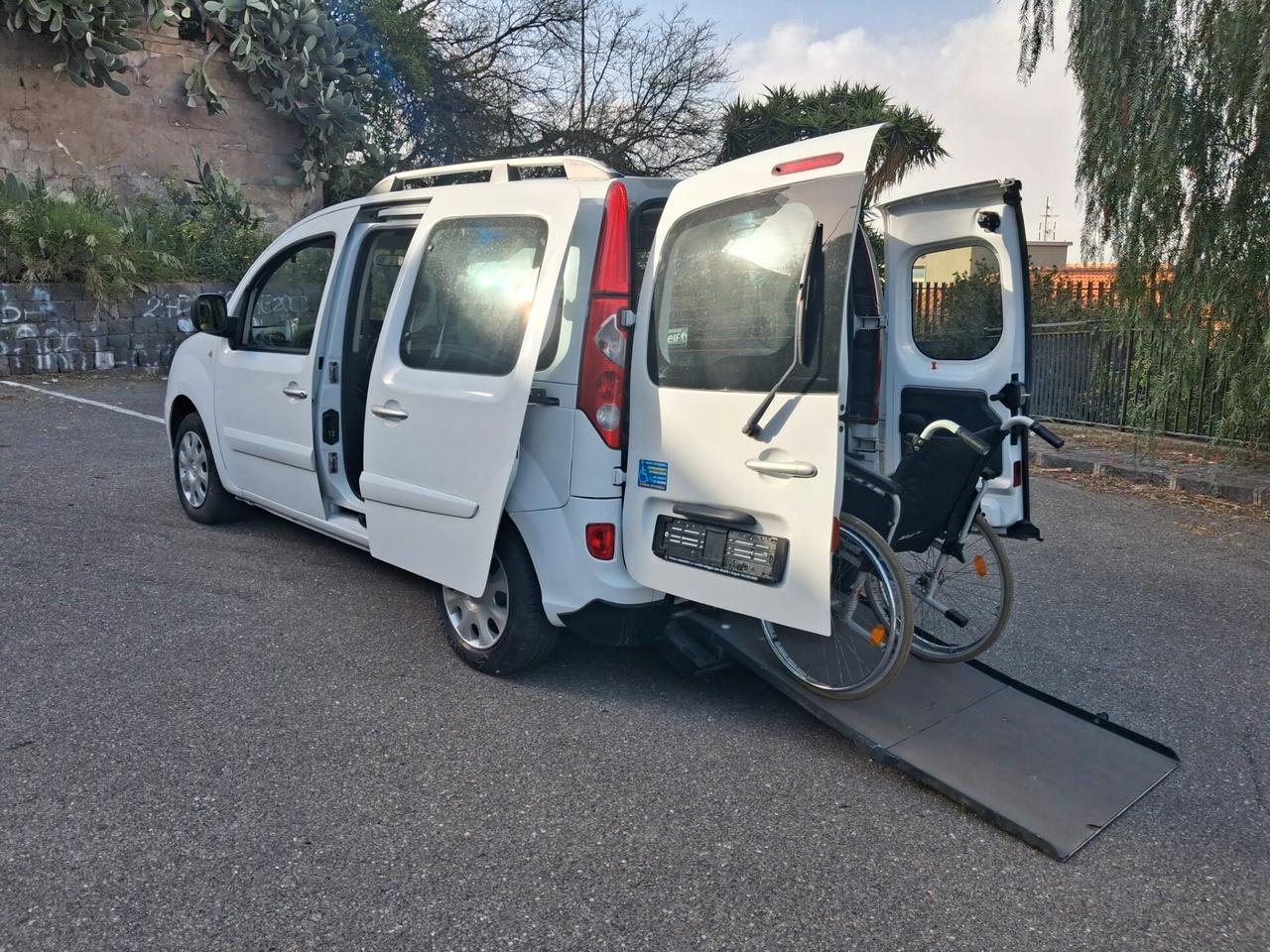 Renault Kangoo Pianale ribassato con rampa disabili in carrozzina