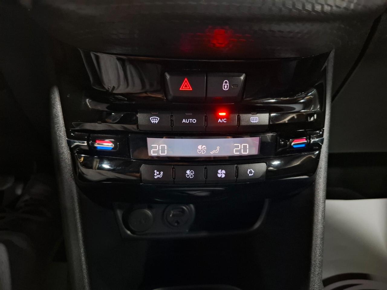 Peugeot 208 1.2 benzina Neopatentati