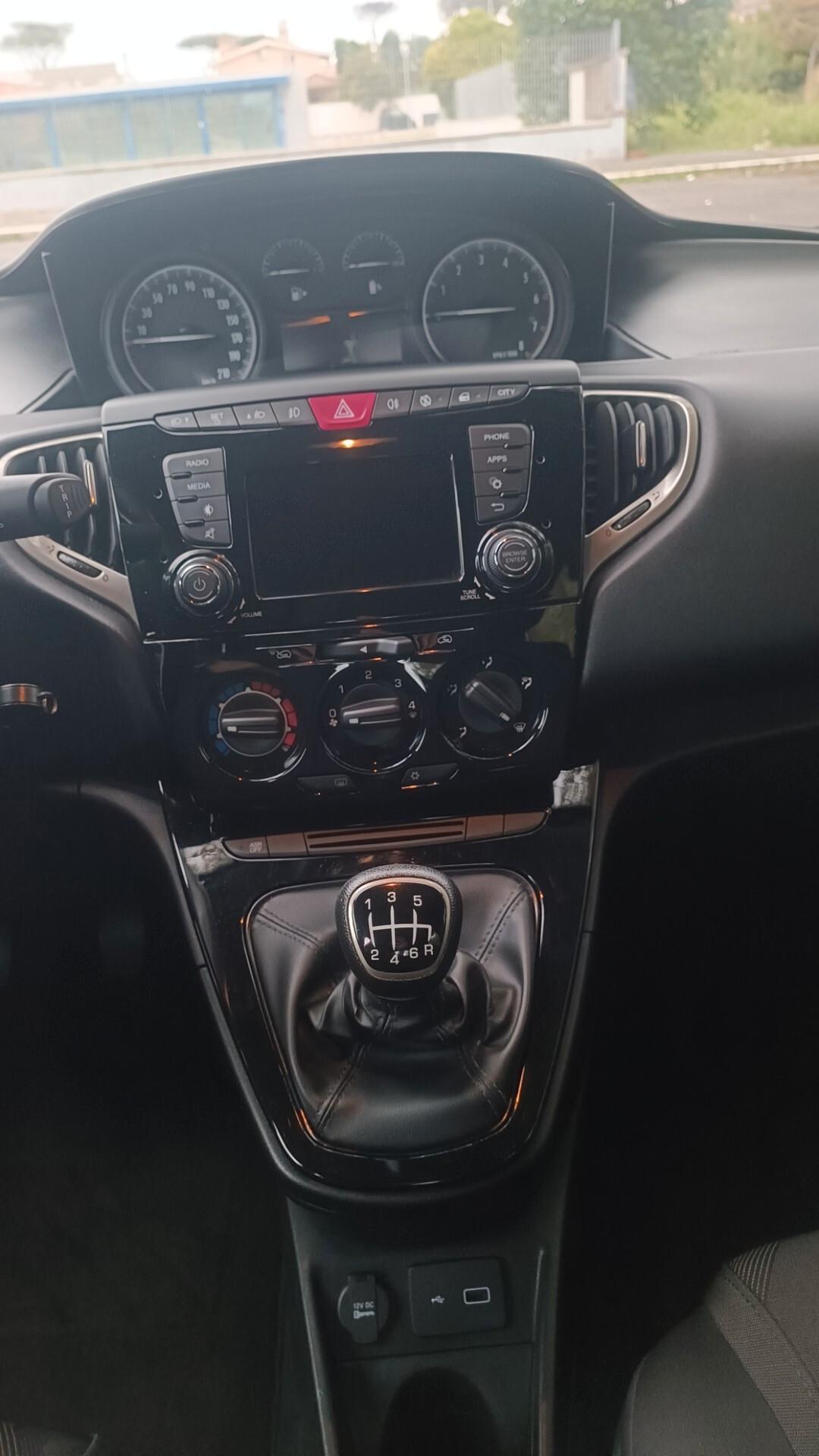 Lancia Ypsilon 1.0 FireFly 5 porte S&S Hybrid Ecochic Gold