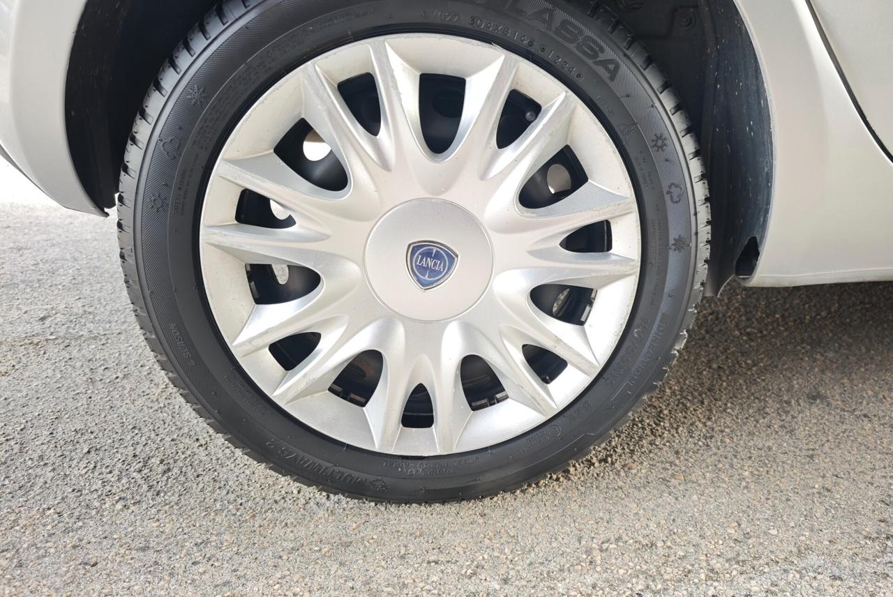 Lancia Ypsilon 1.2 69 CV con tetto apribile