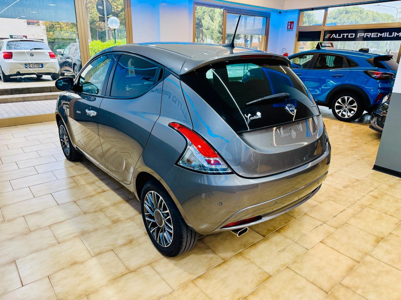 Lancia Ypsilon 1.0 Hybrid Silver / CarPlay S&S