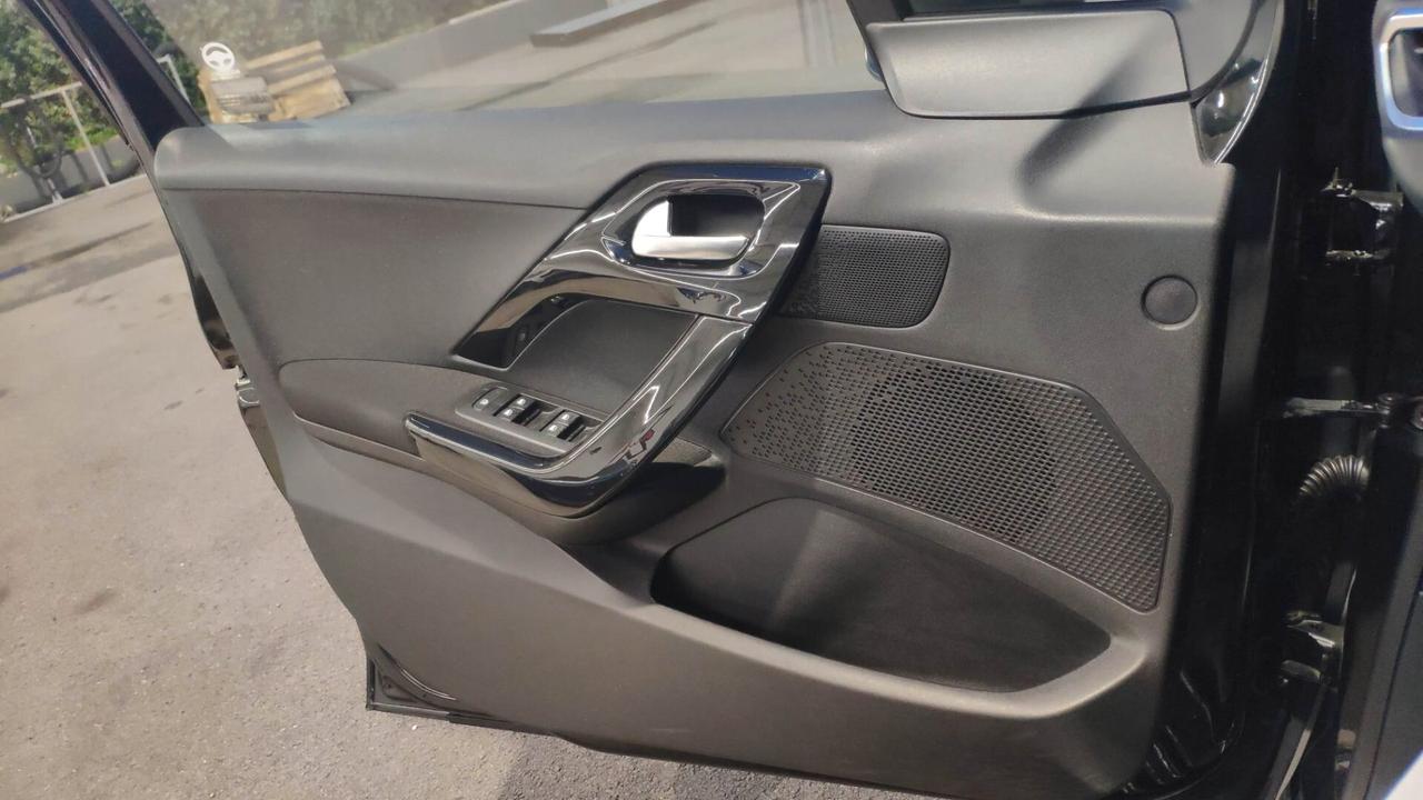 Peugeot 208 1200cc Benz 82 CV 5P