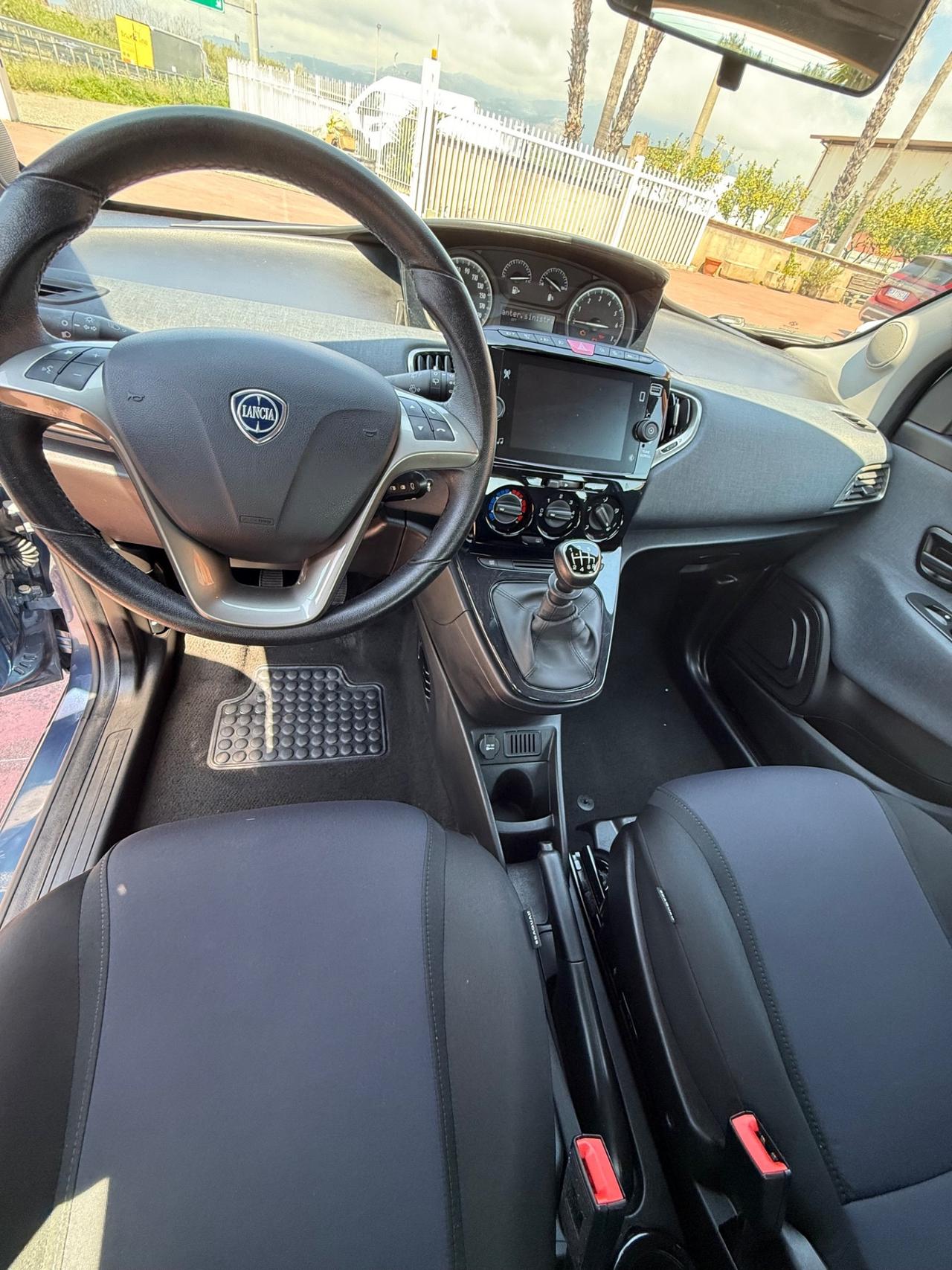 Lancia Ypsilon 1.0 Hybrid 69cv