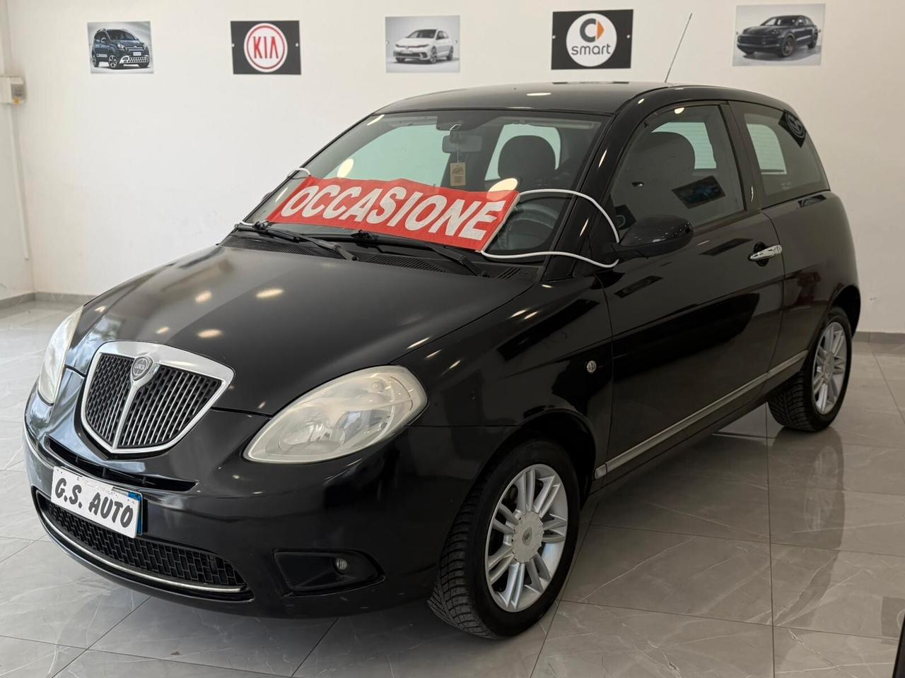 Lancia Ypsilon 1.3 MJT 75 CV Versus