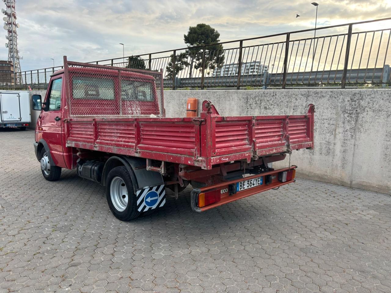 Iveco Daily 35.8 Ribaltabile Trilaterale – Affidabile e Pronto al Lavoro