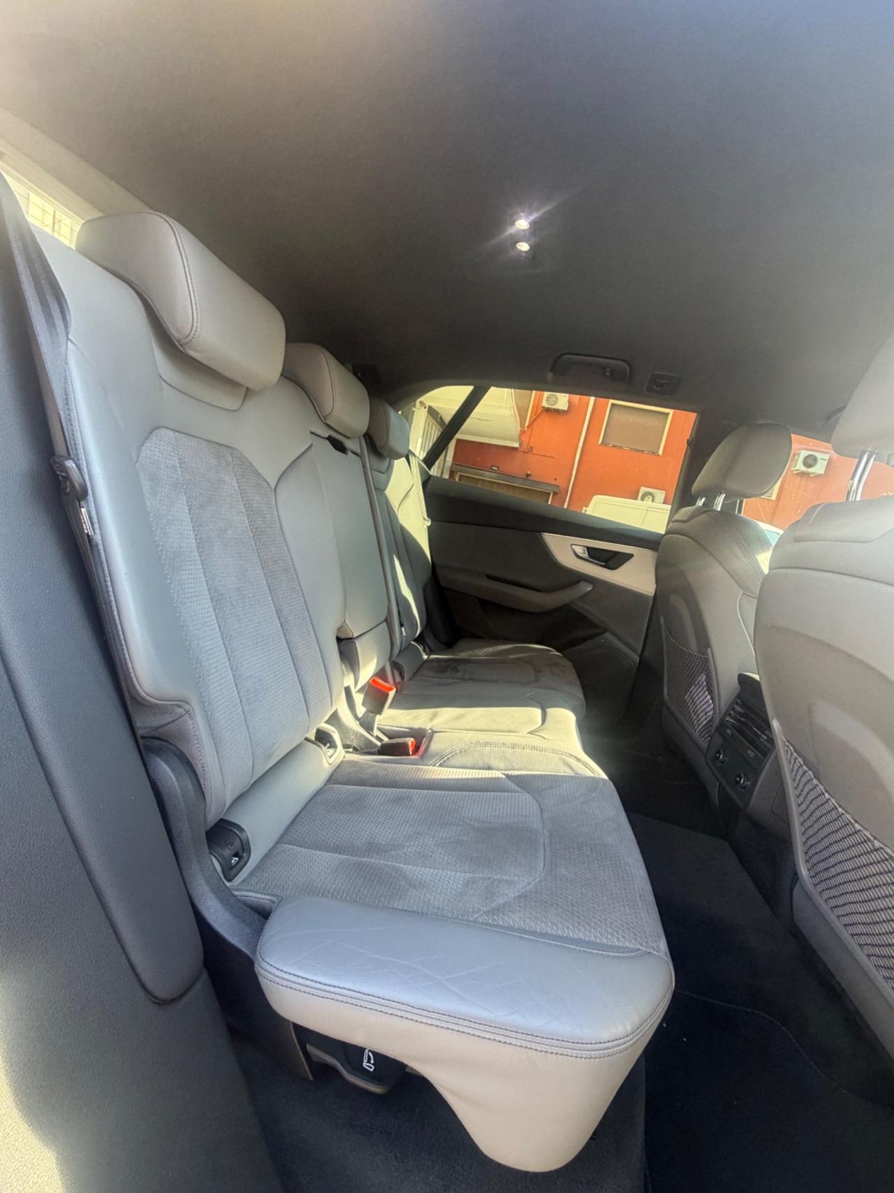 Audi Q8 55 TFSI quattro tiptronic Sport