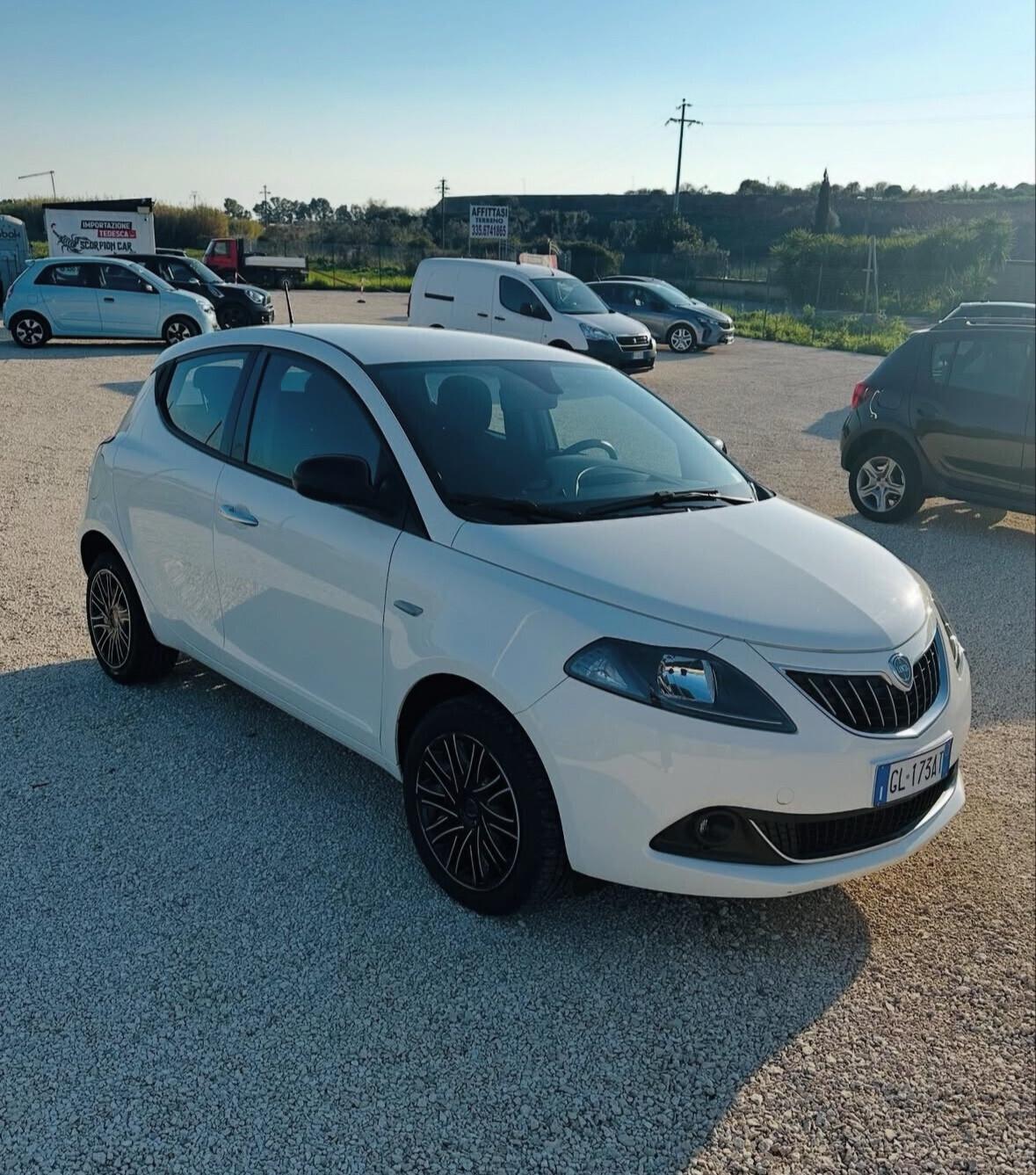 Lancia Ypsilon 1.0 FireFly 5 porte S&S Hybrid Ecochic Silver