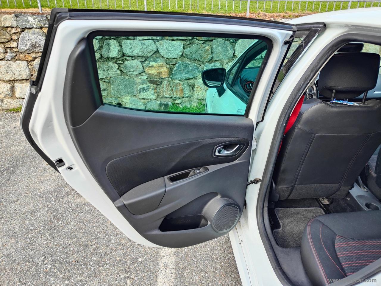 RENAULT Clio TCe 220 EDC R.S. TROPHY Akrapovic + MAXTON