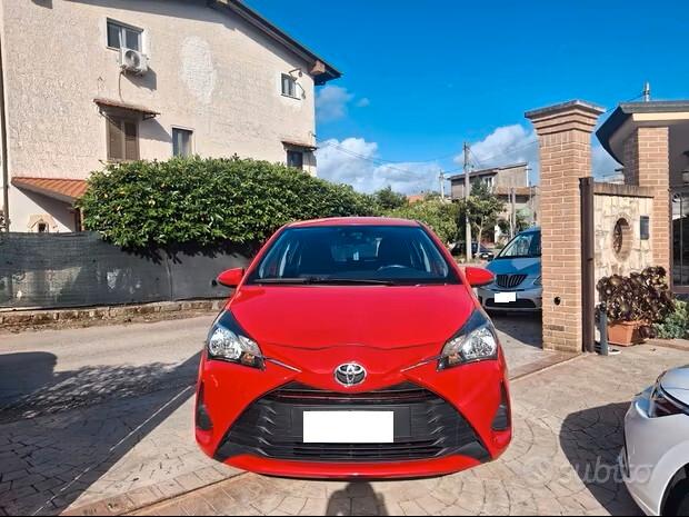 Toyota Yaris 1.0 72 CV 5 porte Cool CLIMA CERCHI APPLE CAR PLAY CRUISE BLUETOOTH ESENTE BOLLO NEO PATENTATI