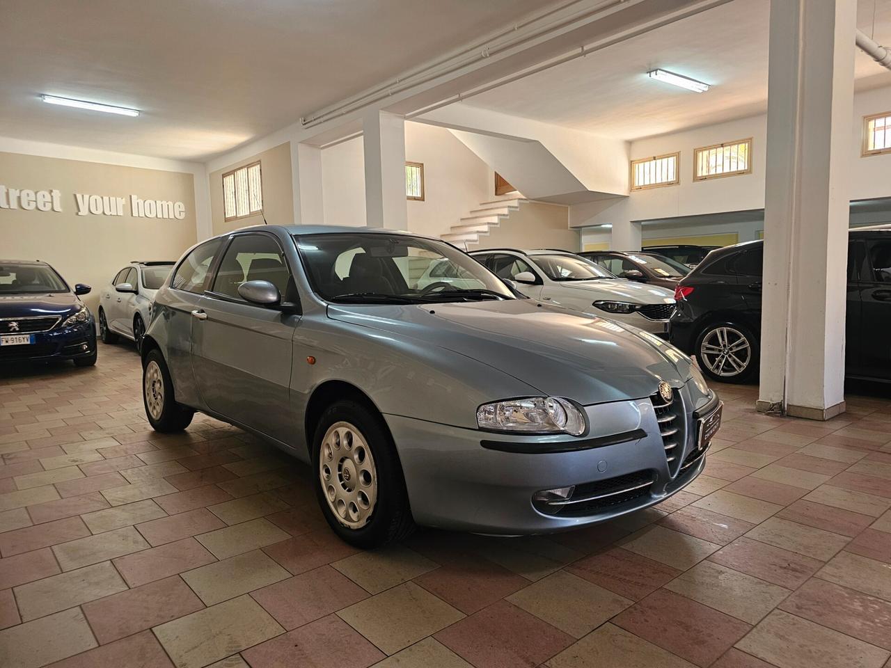 Alfa Romeo 147 1.6i 16V Twin Spark cat 3p. Distinctive