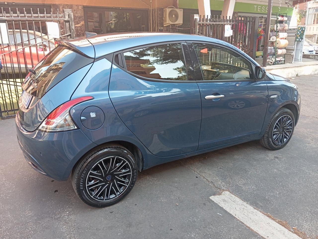Lancia Ypsilon 1.0 FireFly 5 porte S&S Hybrid Ecochic Silver