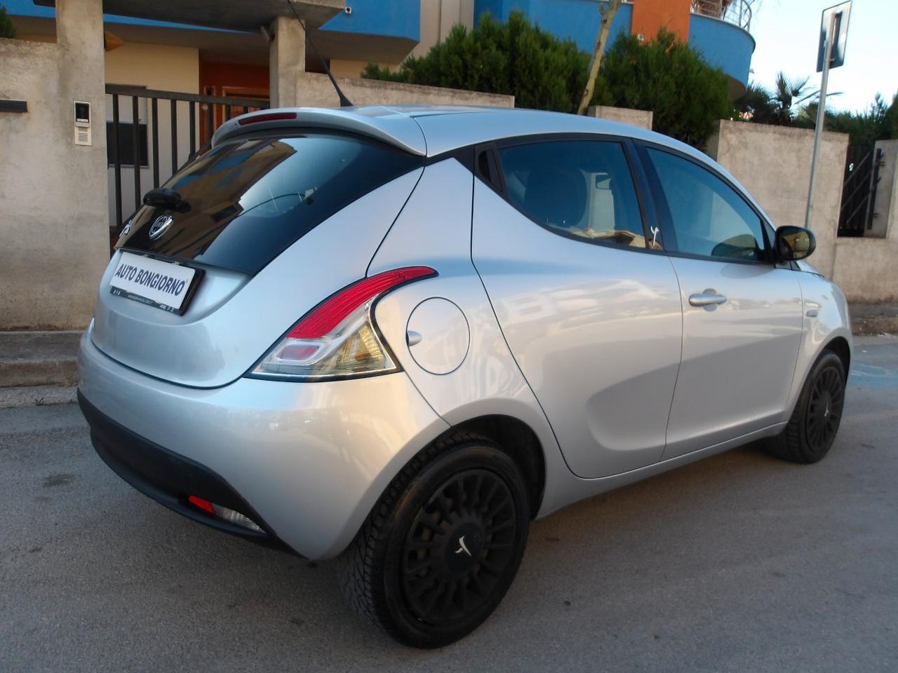 Lancia Ypsilon 5 Porte Ypsilon 1.2 8v Silver c/clima 69cv