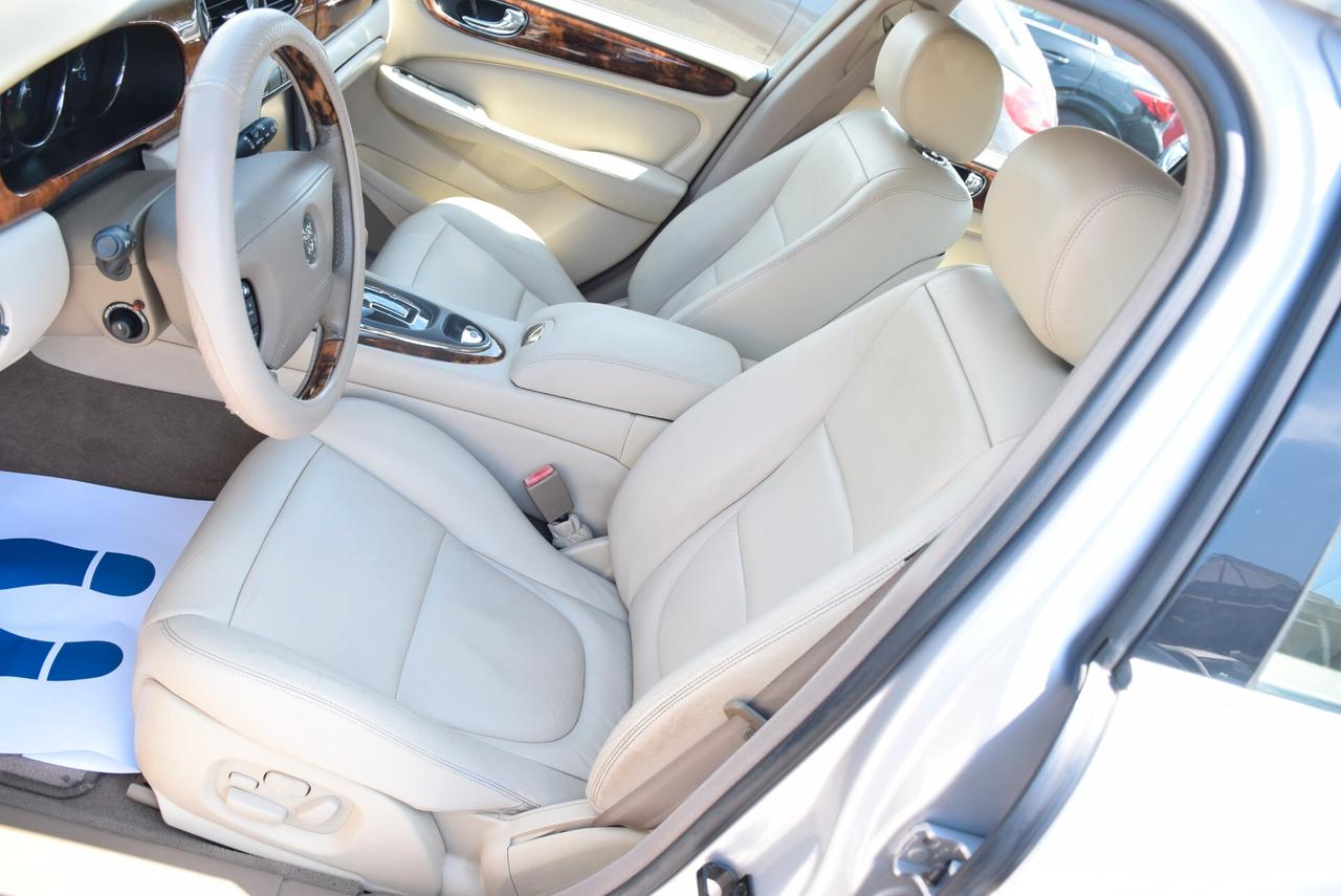 Jaguar XJ 4.2 V8 298CV AUT. NAVI PELLE SENSORI CRUISE BT Executive