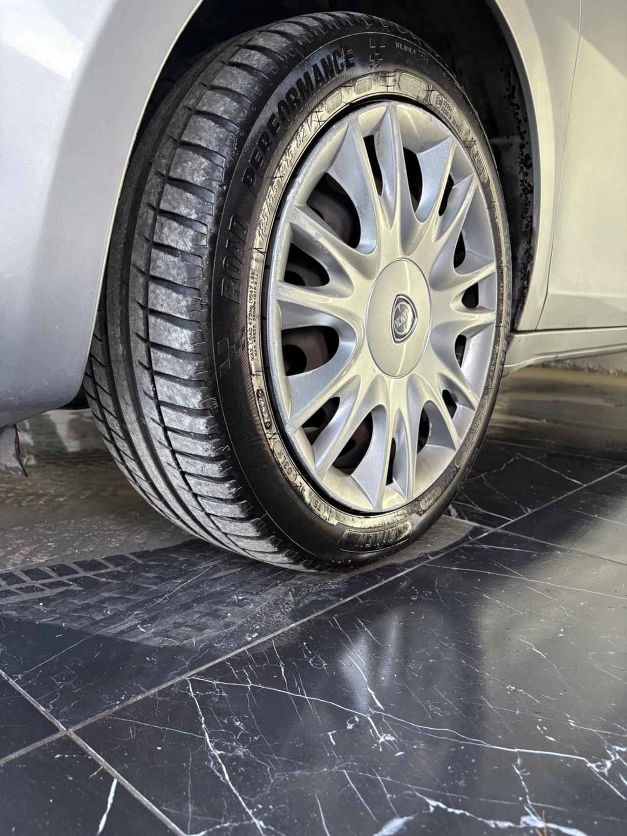 Lancia Ypsilon 1.2 69 CV 5 porte GPL Ecochic Silver