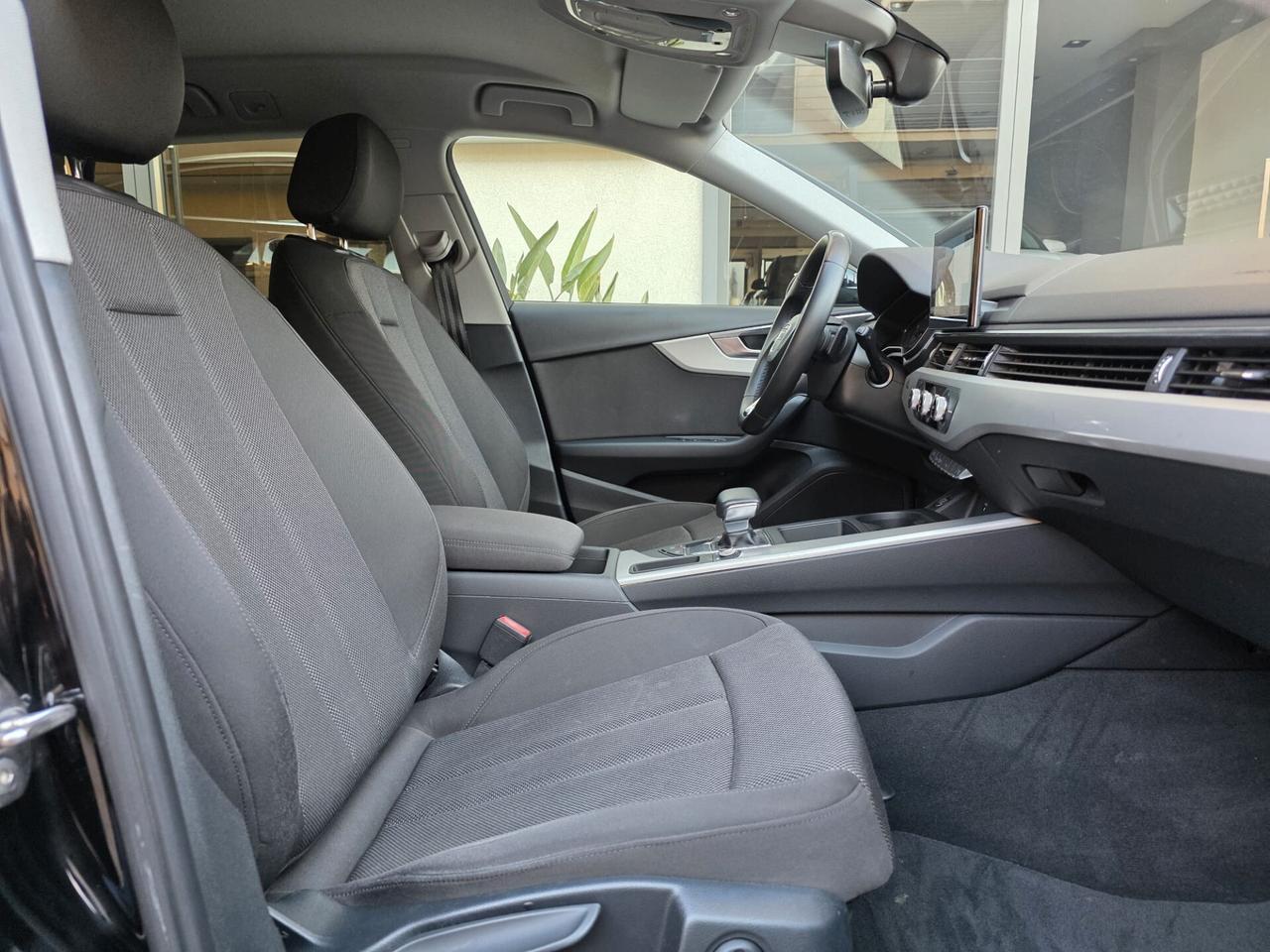 Audi A4 Avant 30 TDI/136 CV S tronic Business+Cerchi 18+Fari Led..