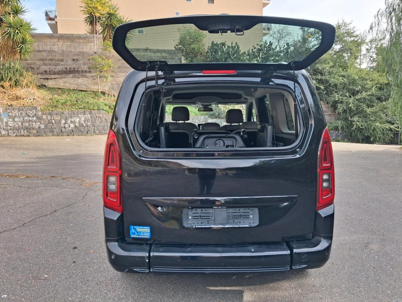 Toyota Proace Pianale ribassato con rampa disabili in carrozzina