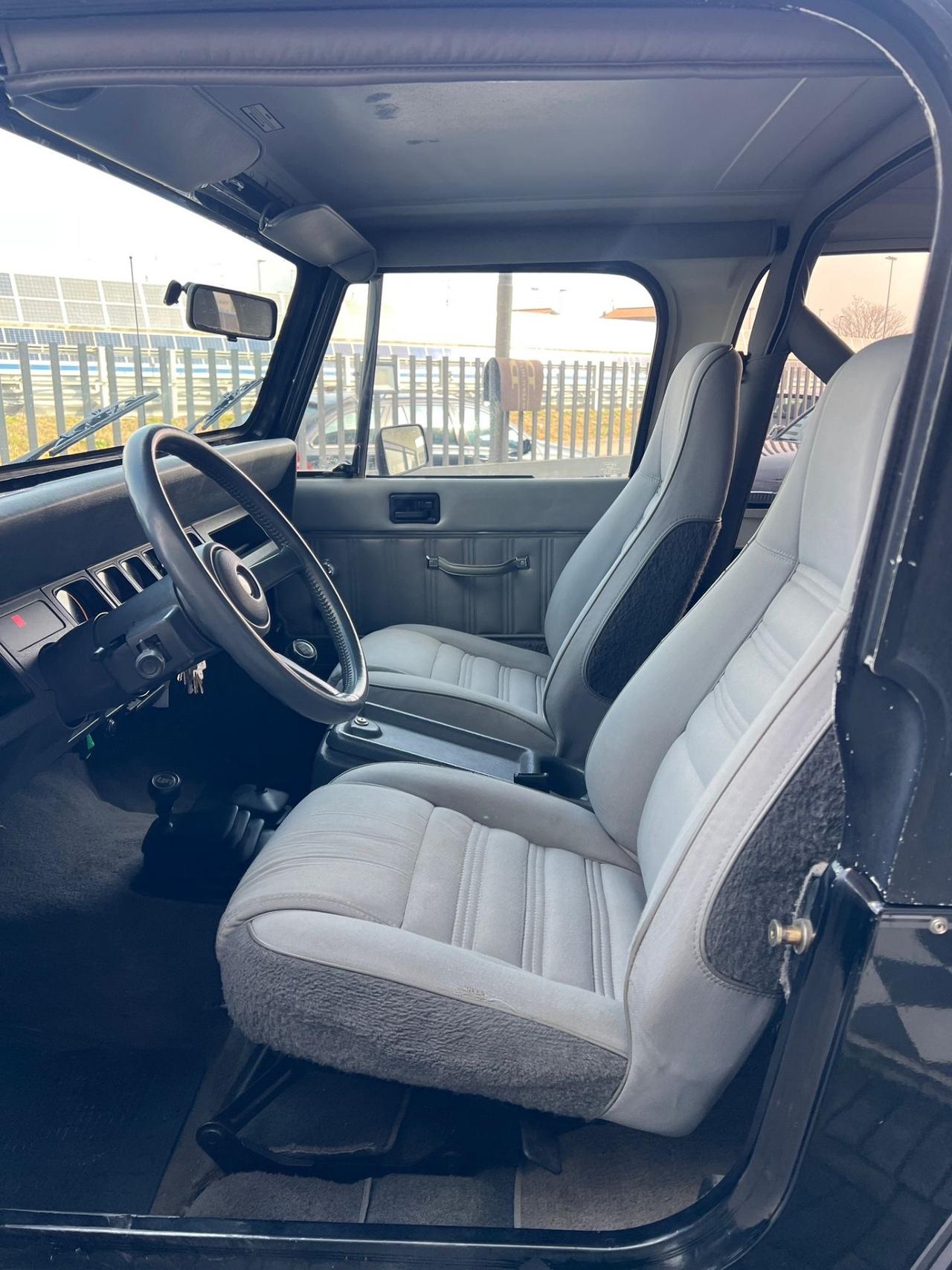 Jeep Wrangler 2.5 Laredo