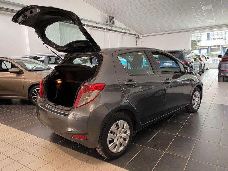 Toyota Yaris Yaris 1.0 5 porte Lounge - OK NEOPATENTATI - CATENA DI DISTR - GOMME 4 STAG