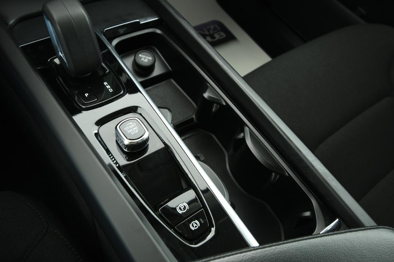 VOLVO XC60 2.0 b4 Momentum awd auto CAMERA+APP CONNECT+FULL LED