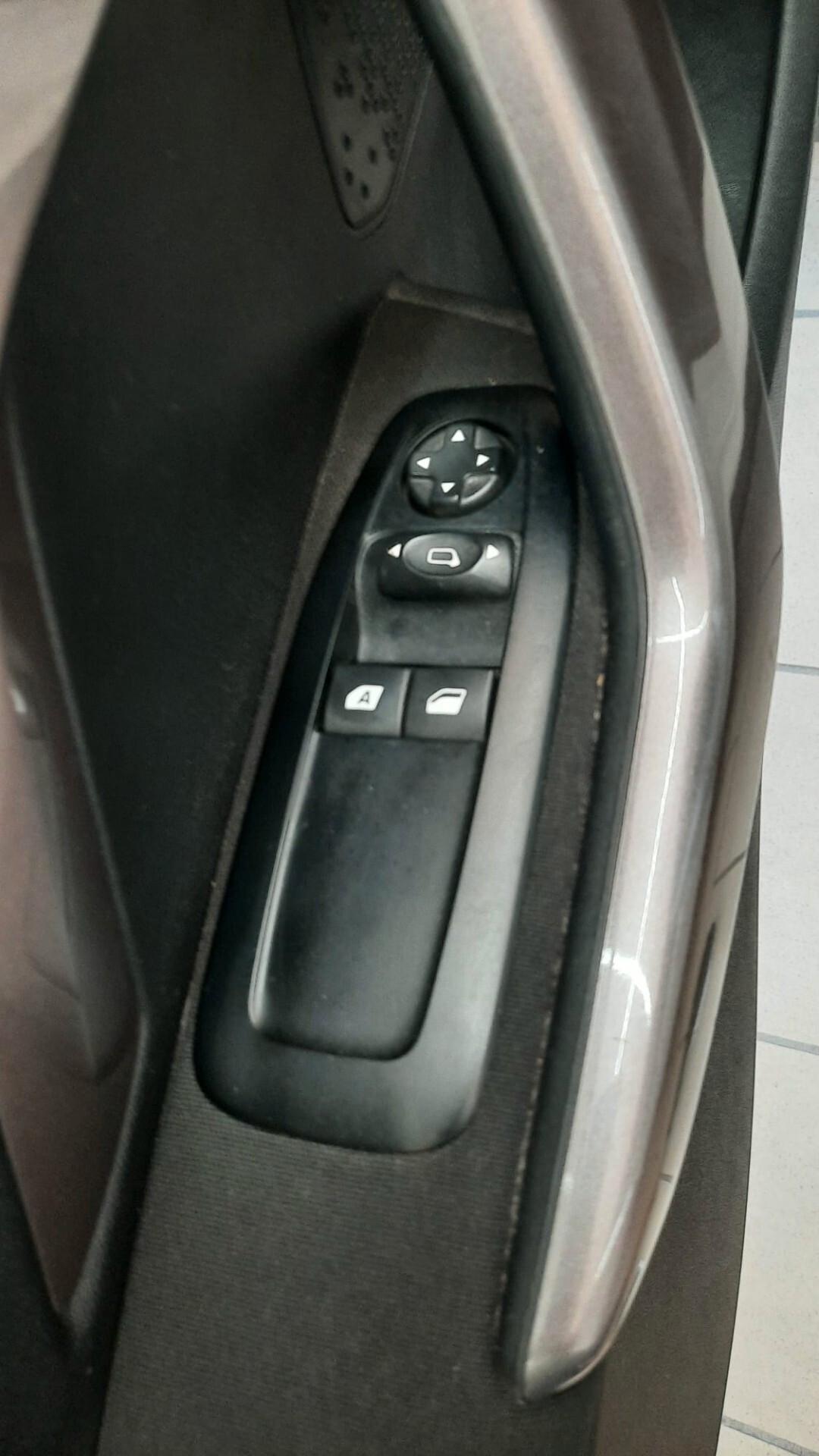 Peugeot 2008 1.6 HDI 92CV – AUTOMATICA / SEQUENZIALE