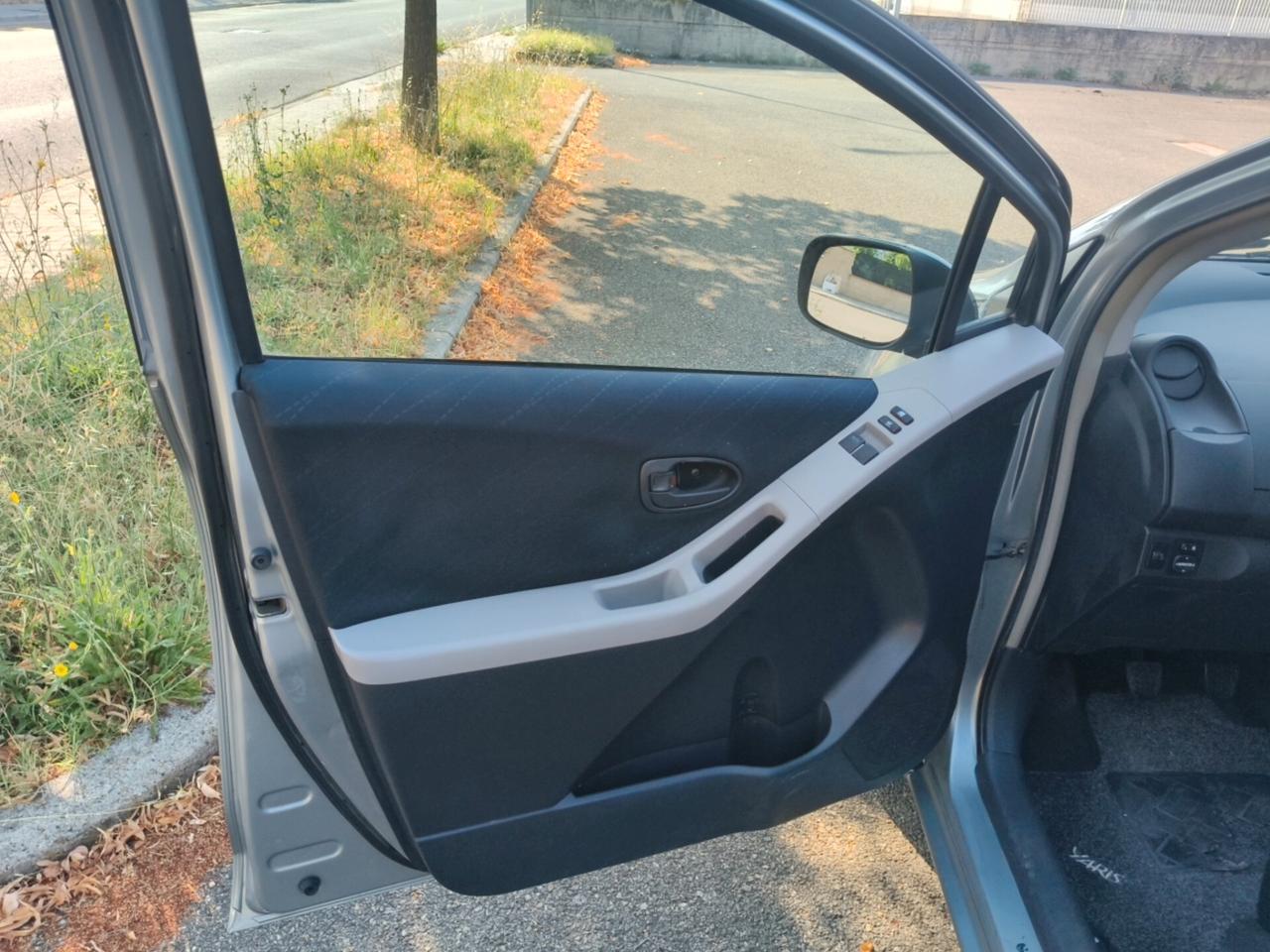 Toyota Yaris 1.0 5 porte SOLAMENTE 119.000 KM