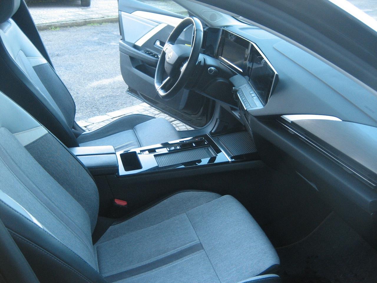 Opel Astra 1.6 Plug-in Hybrid 180 CV AT8 Business Elegance