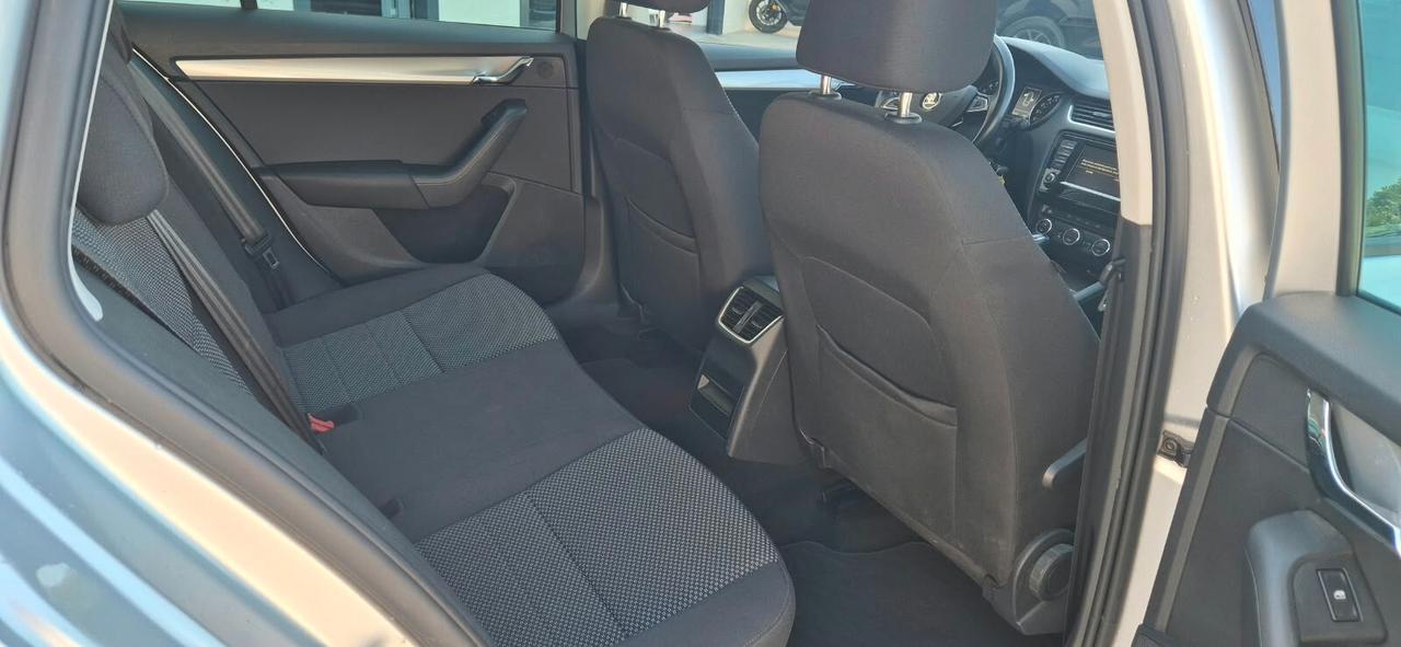Skoda Octavia 1.6 TDI CR 110 cv DSG Wagon Style