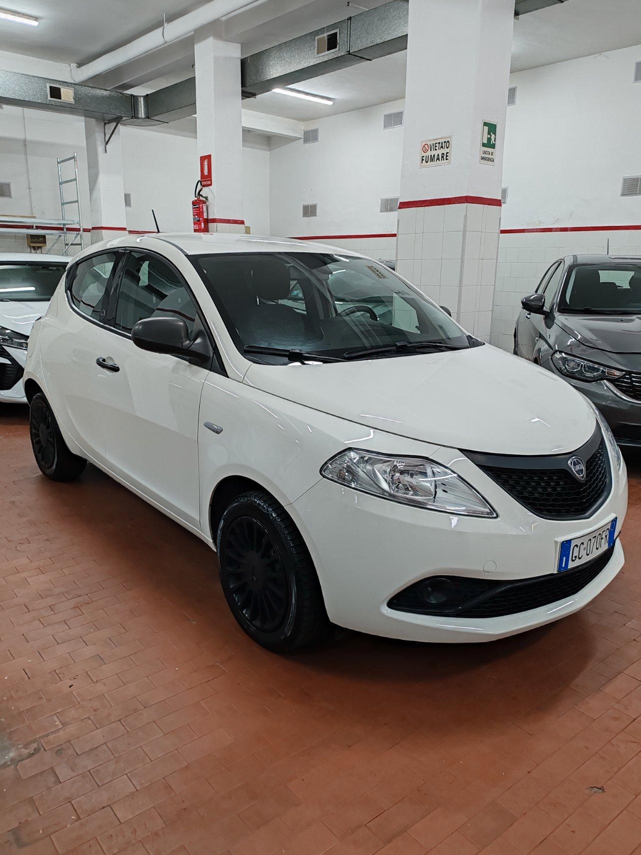 Lancia Ypsilon 1.0 hybrid Silver 5 POSTI