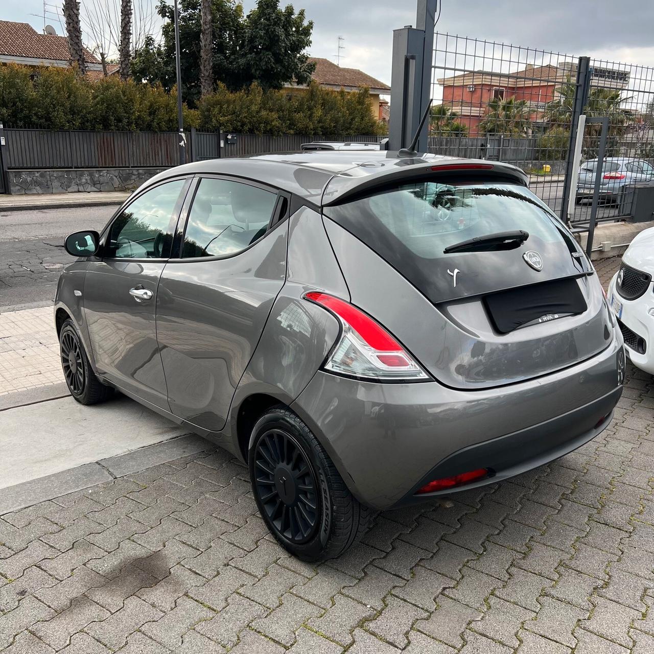 Lancia Ypsilon 1.0 FireFly 5 porte S&S Hybrid Alberta Ferretti