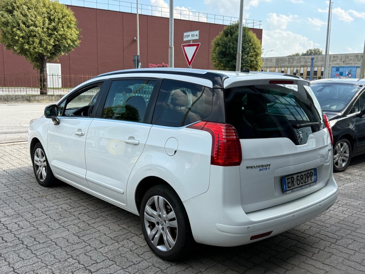 Peugeot 5008 Cielo Panorama 1.6 HDi 115CV Allure