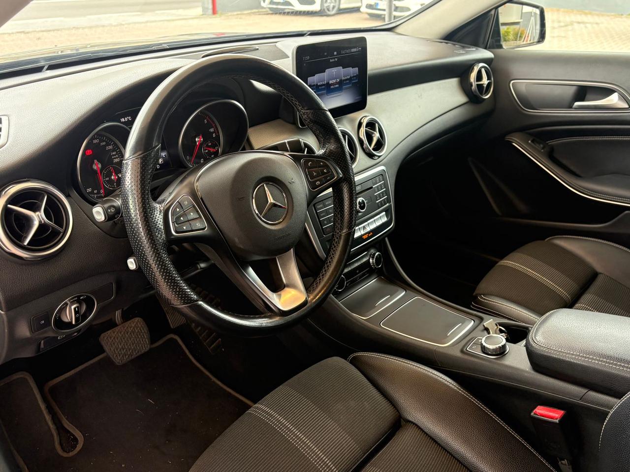 Mercedes-Benz GLA 200 200 D Premium #50687