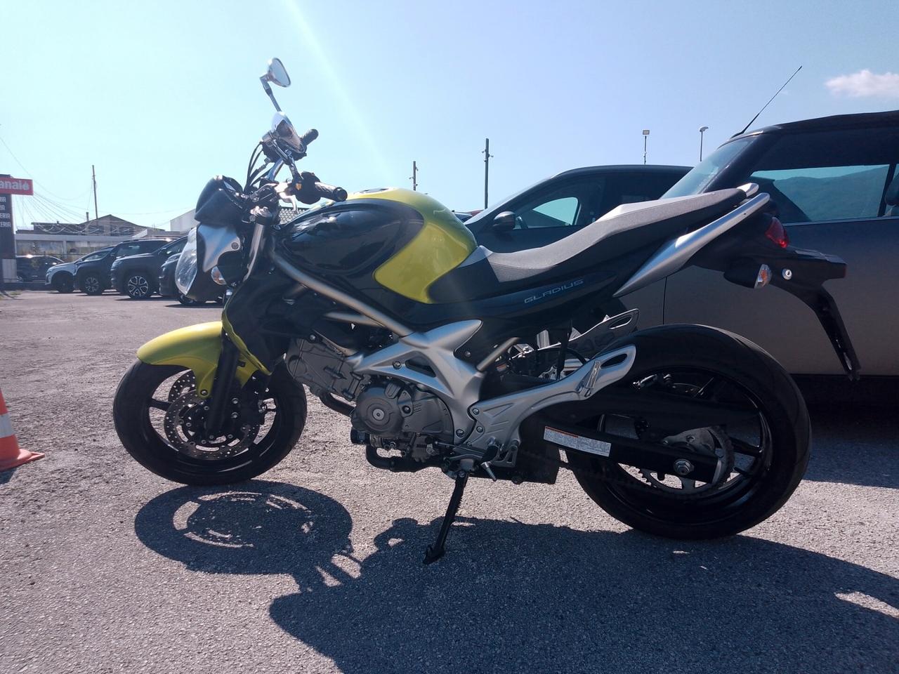 Suzuki Gladius 650 POCHISSIMI CHILOMETRI - PARI AL NUOVO