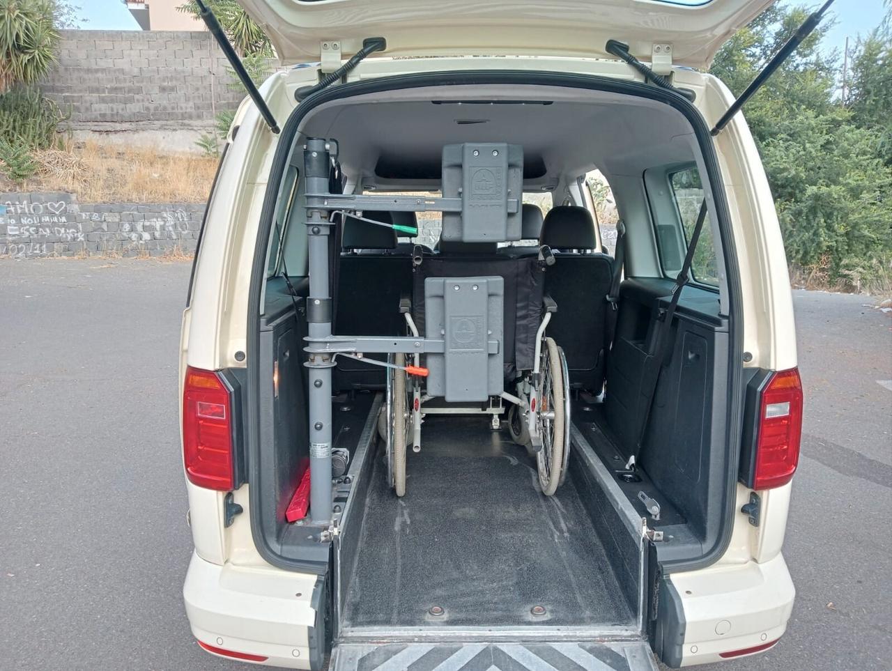 Volkswagen Caddy Pianale ribassato con rampa disabili in carrozzina