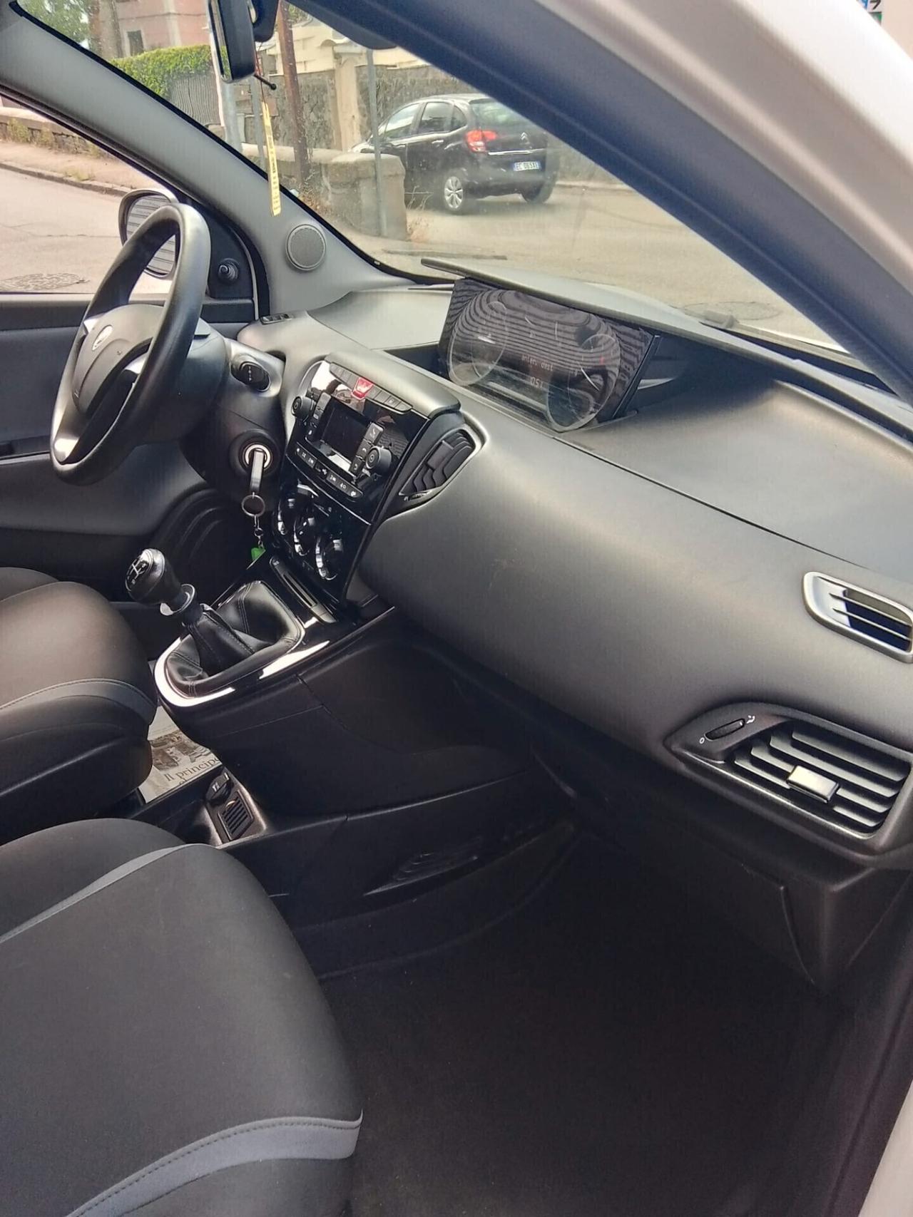 Lancia Ypsilon 1.2 69 CV 5 porte Platinum