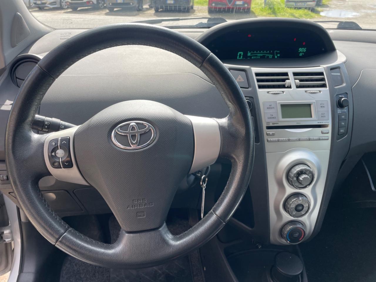 Toyota Yaris 1.3 5 porte Sol CAMBIO AUTOMATICO