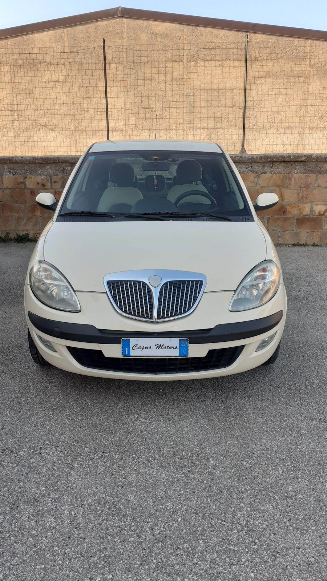 Lancia Ypsilon 1.2 16V Platino