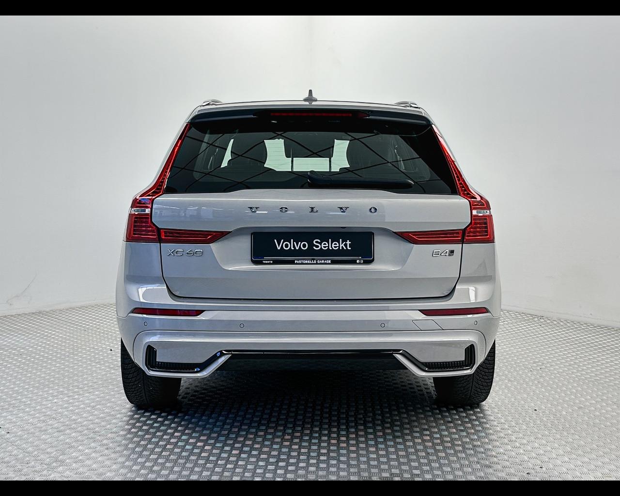VOLVO XC60 B4 (d) AWD automatico Plus Dark