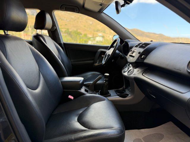 TOYOTA RAV 4 RAV4 2.2 D-4D Luxury CON GANCIO TRAINO