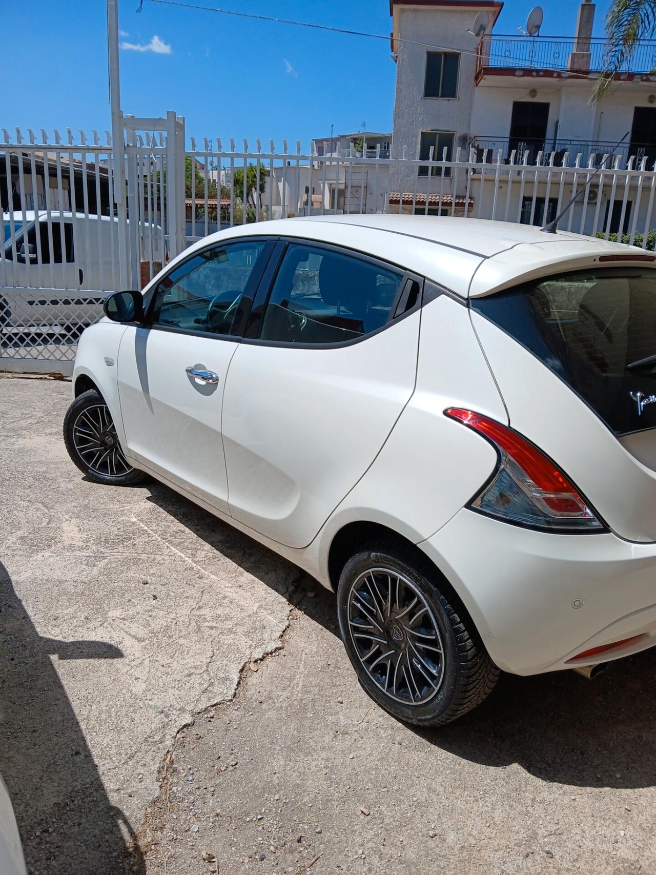 Lancia Ypsilon 1.2 69 CV 5 porte S&S Gold