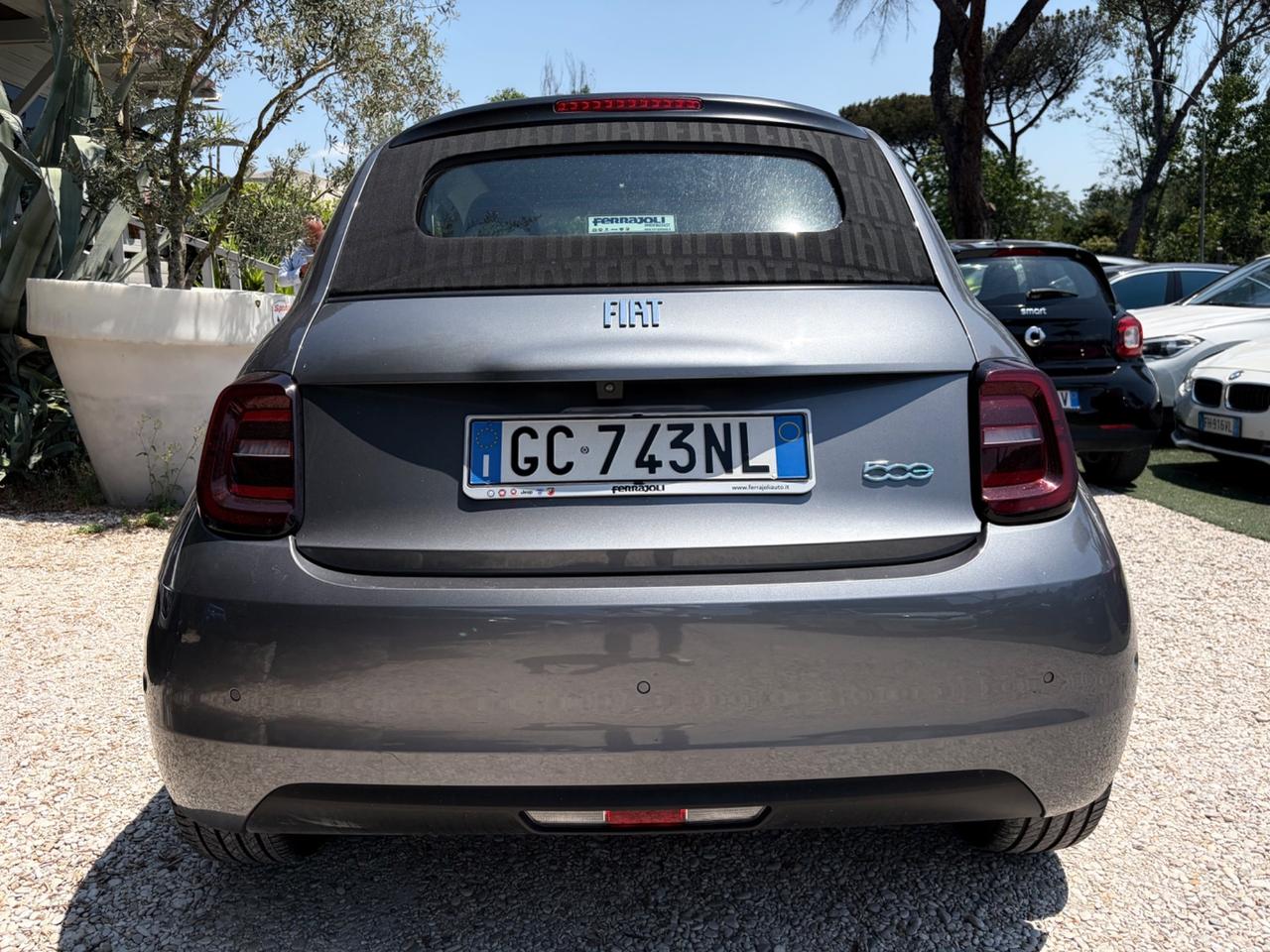 500e Cabrio 42 kWh La Prima interni in pelle apple car retrocamera