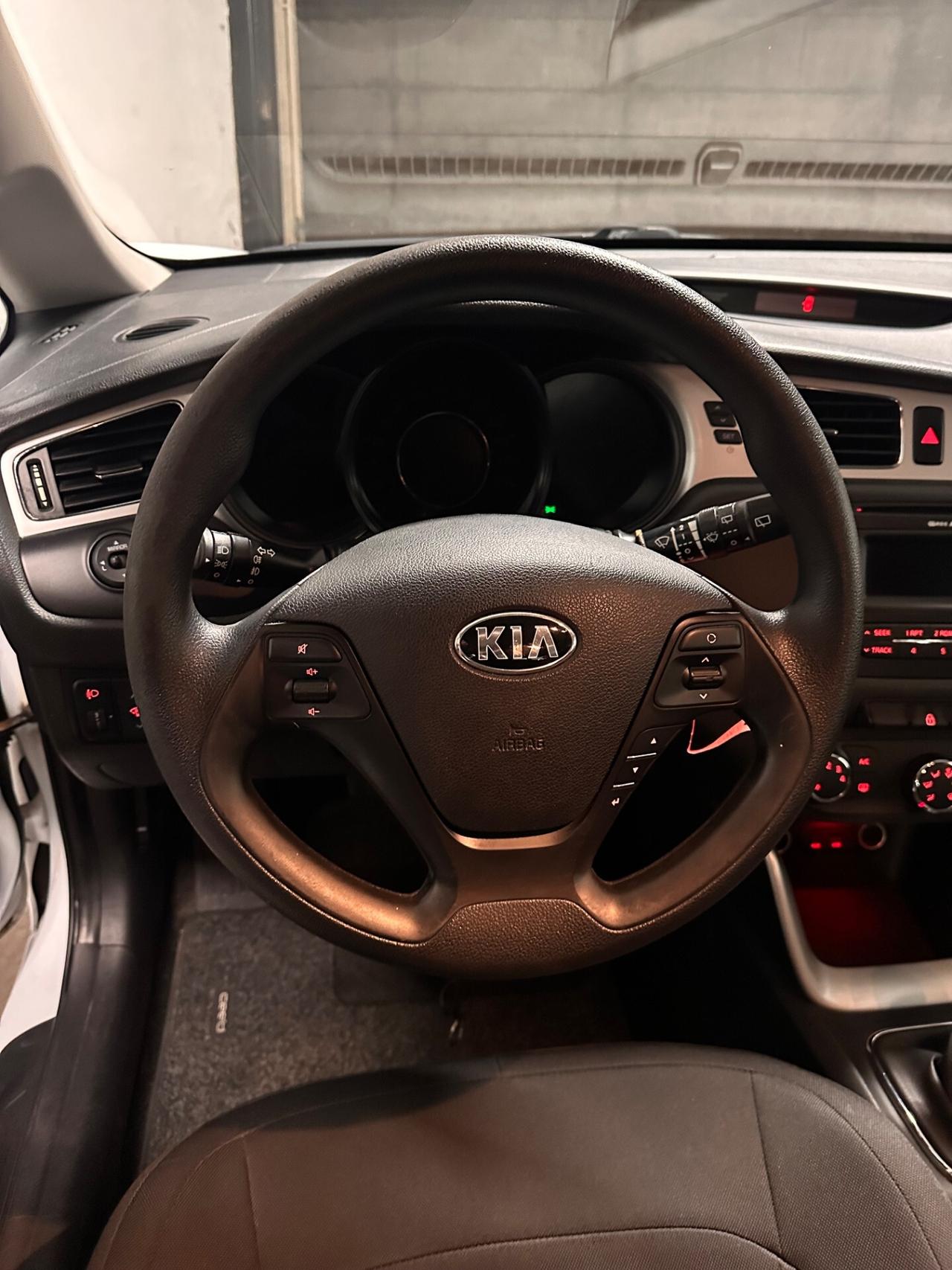 Kia Ceed cee'd 1.4 GPL 5 2013