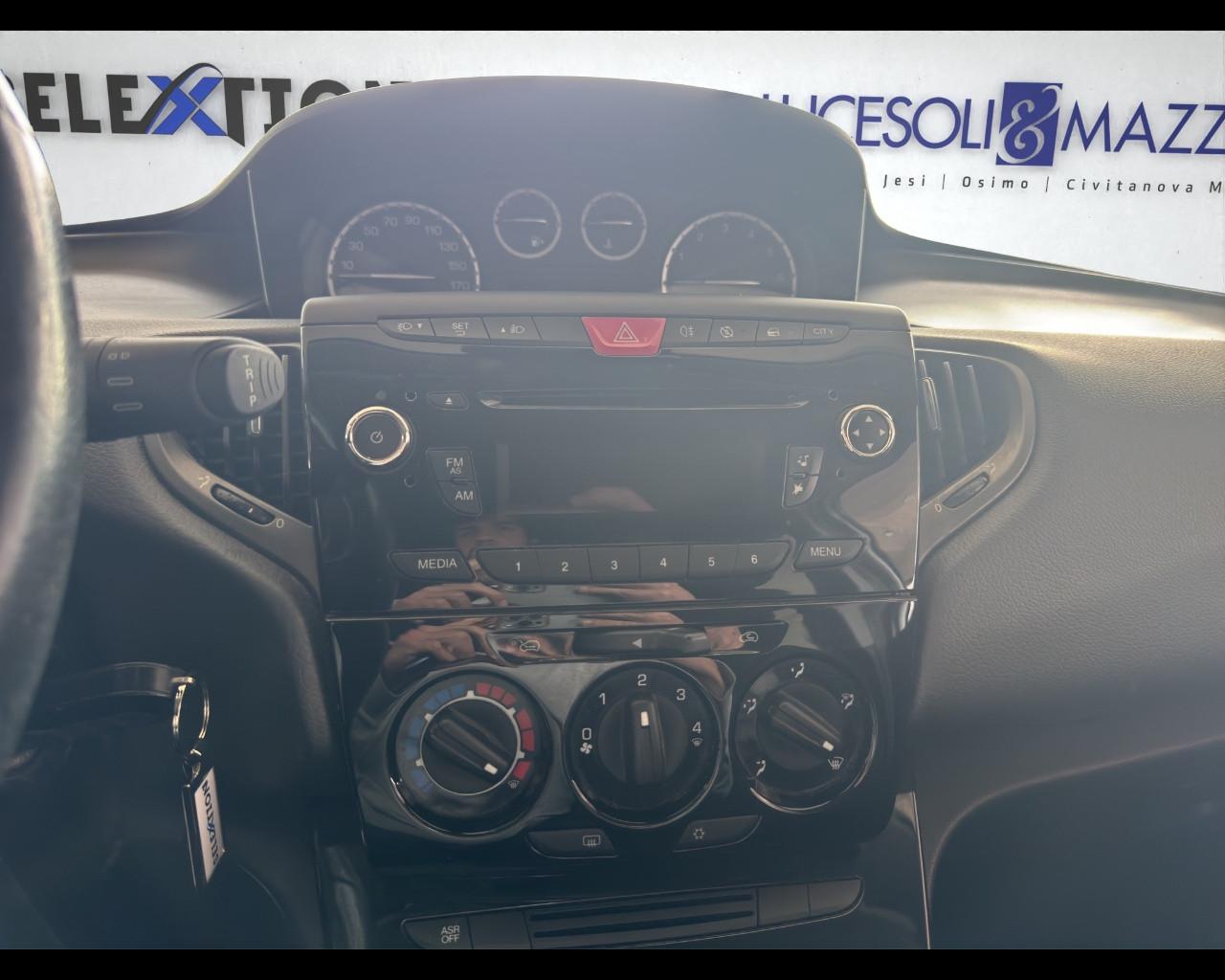 LANCIA Ypsilon 3ª serie - Ypsilon 1.2 69 CV 5 porte S&S Silver