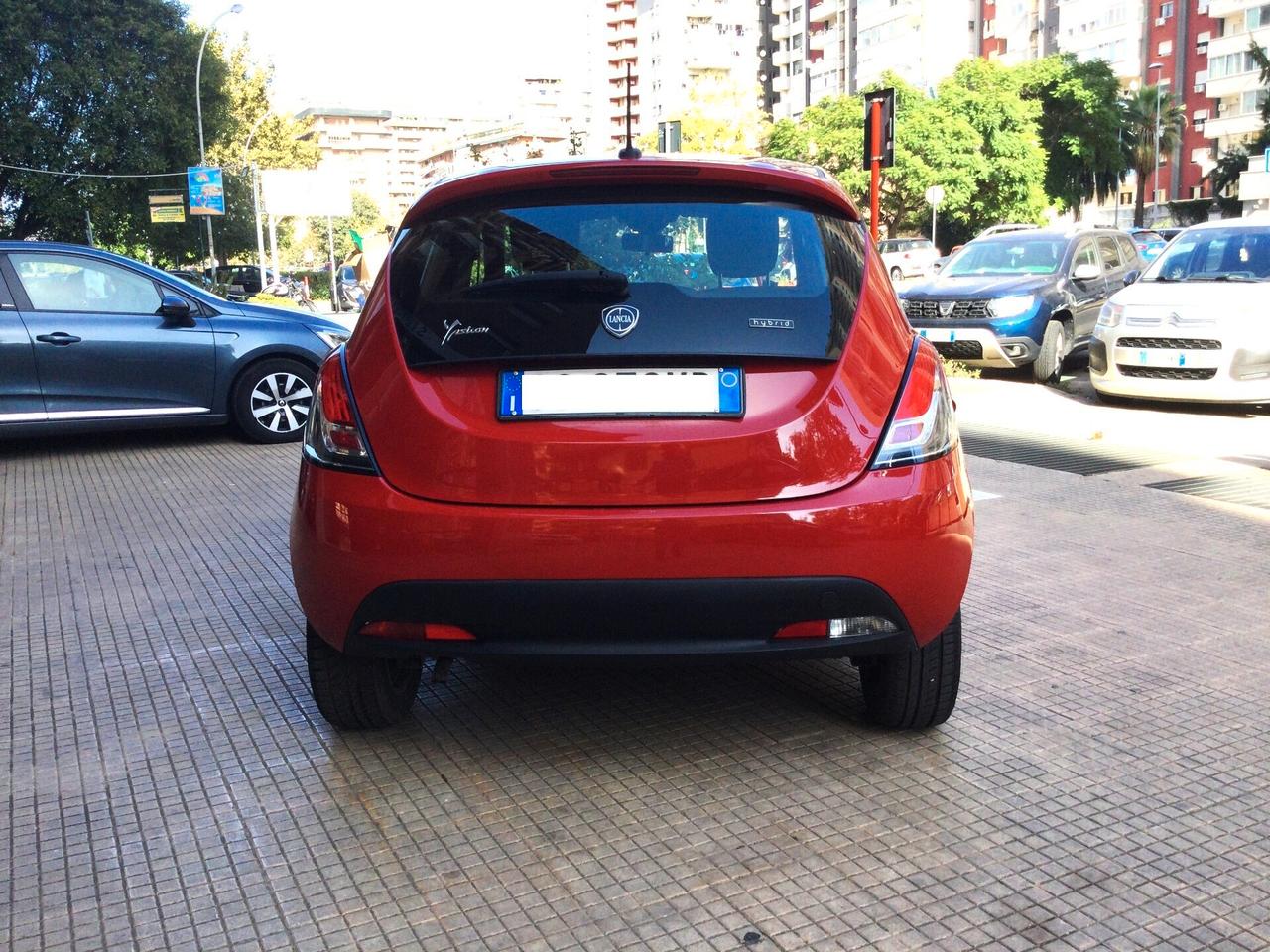 Lancia Ypsilon 1.0 FireFly 5 porte S&S Hybrid Ecochic Silver